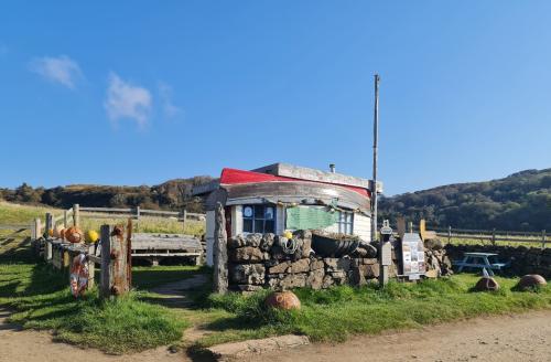 Robin’s Boat ice cream kiosk, Calgary Bay, Isle of Mull hoto of Robin’s Boat ice cream kiosk, Calgary Bay, Isle of Mull 